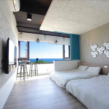 琉球茶室 現代館 Bed and Breakfast Xiaoliuqiu Exteriör bild